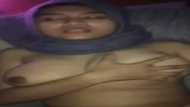 Bokep Jilbab Indo Suka Embat Kontol Orang Tua poster