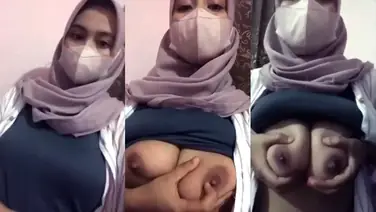 Bokep Jilbab Pamer Dada Gede Kiriman Pacar Amatir poster